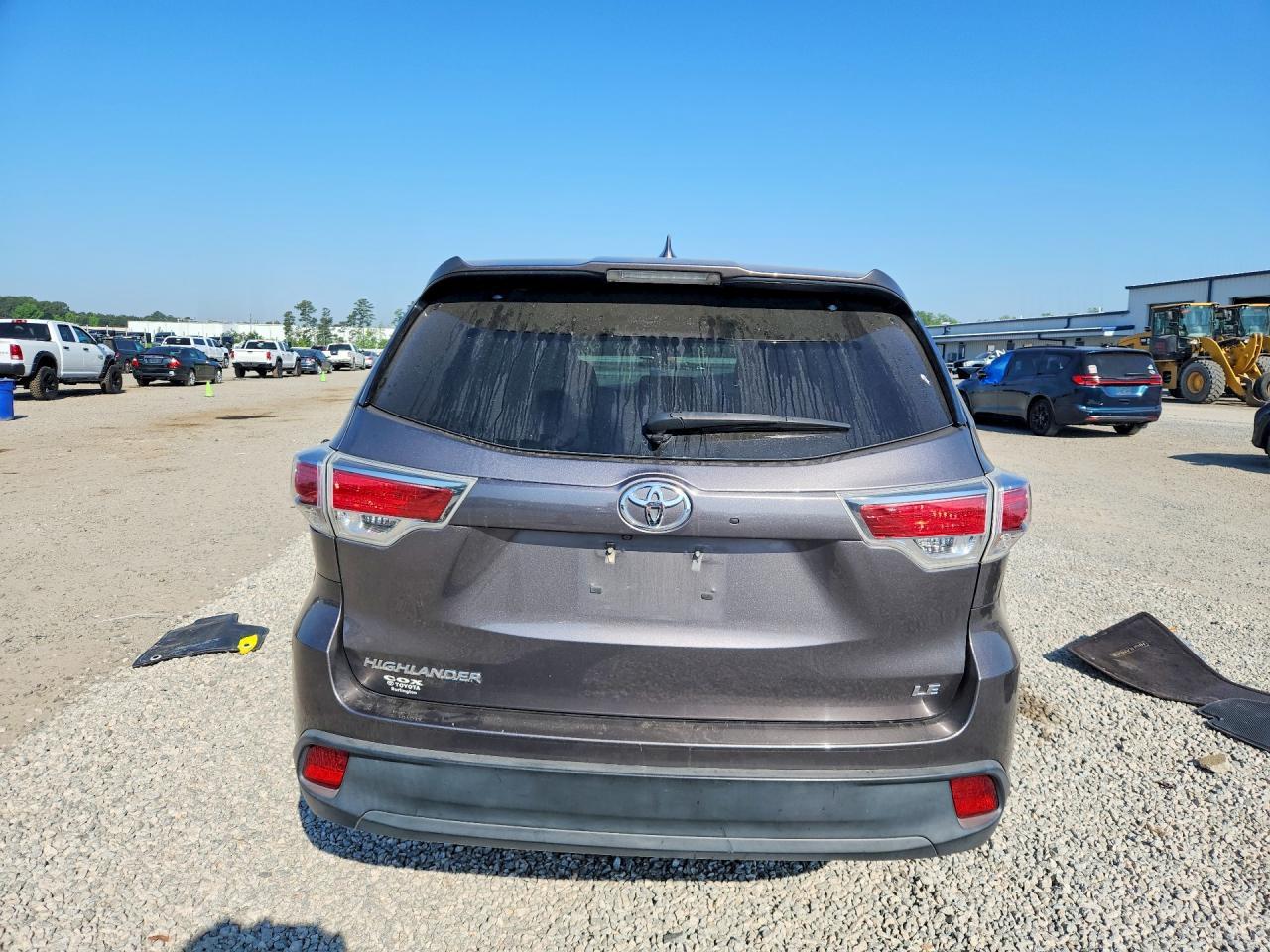 2015 Toyota Highlander Le Plus - Image 6