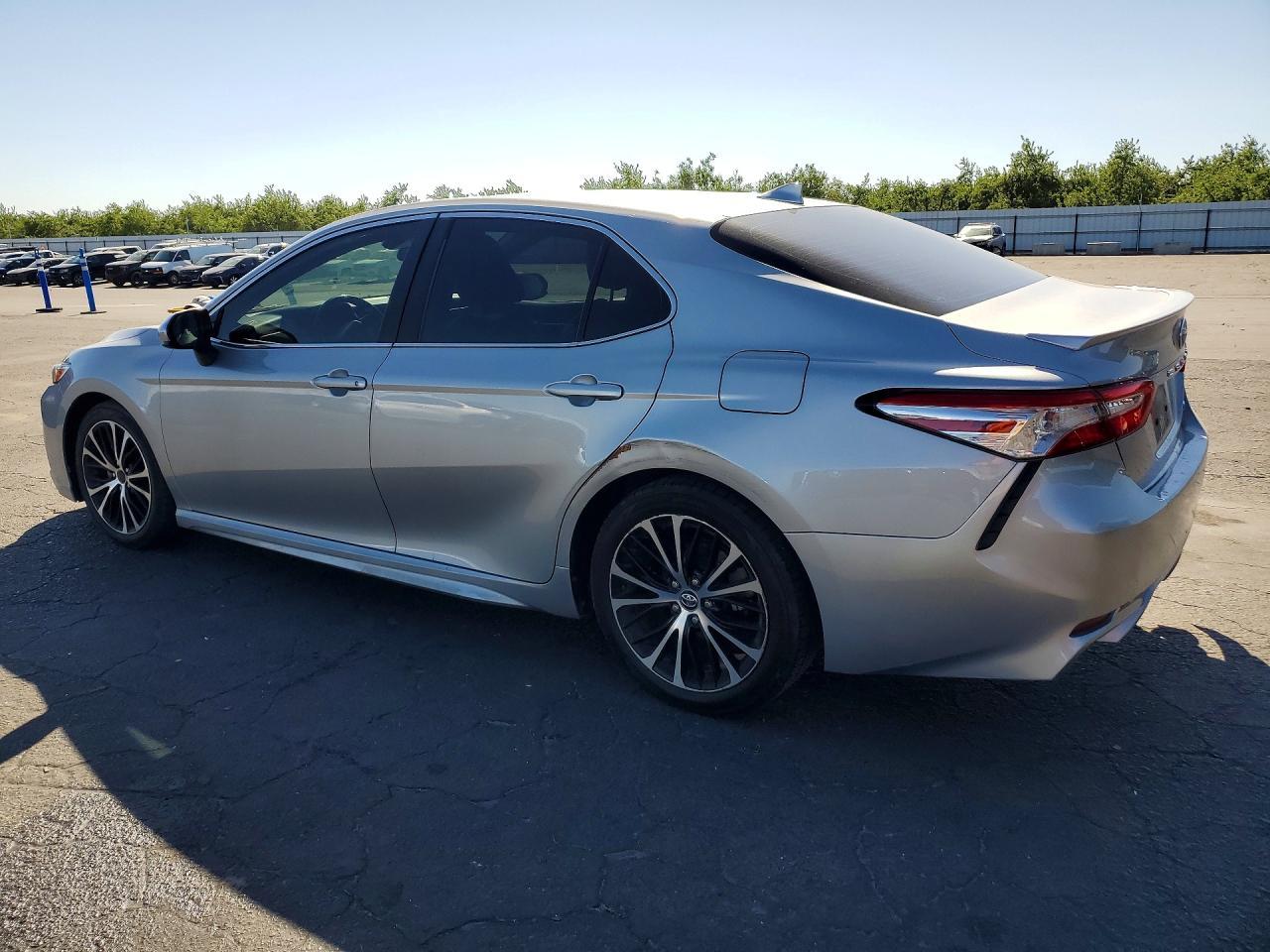 2020 Toyota Camry Se - Фото 2