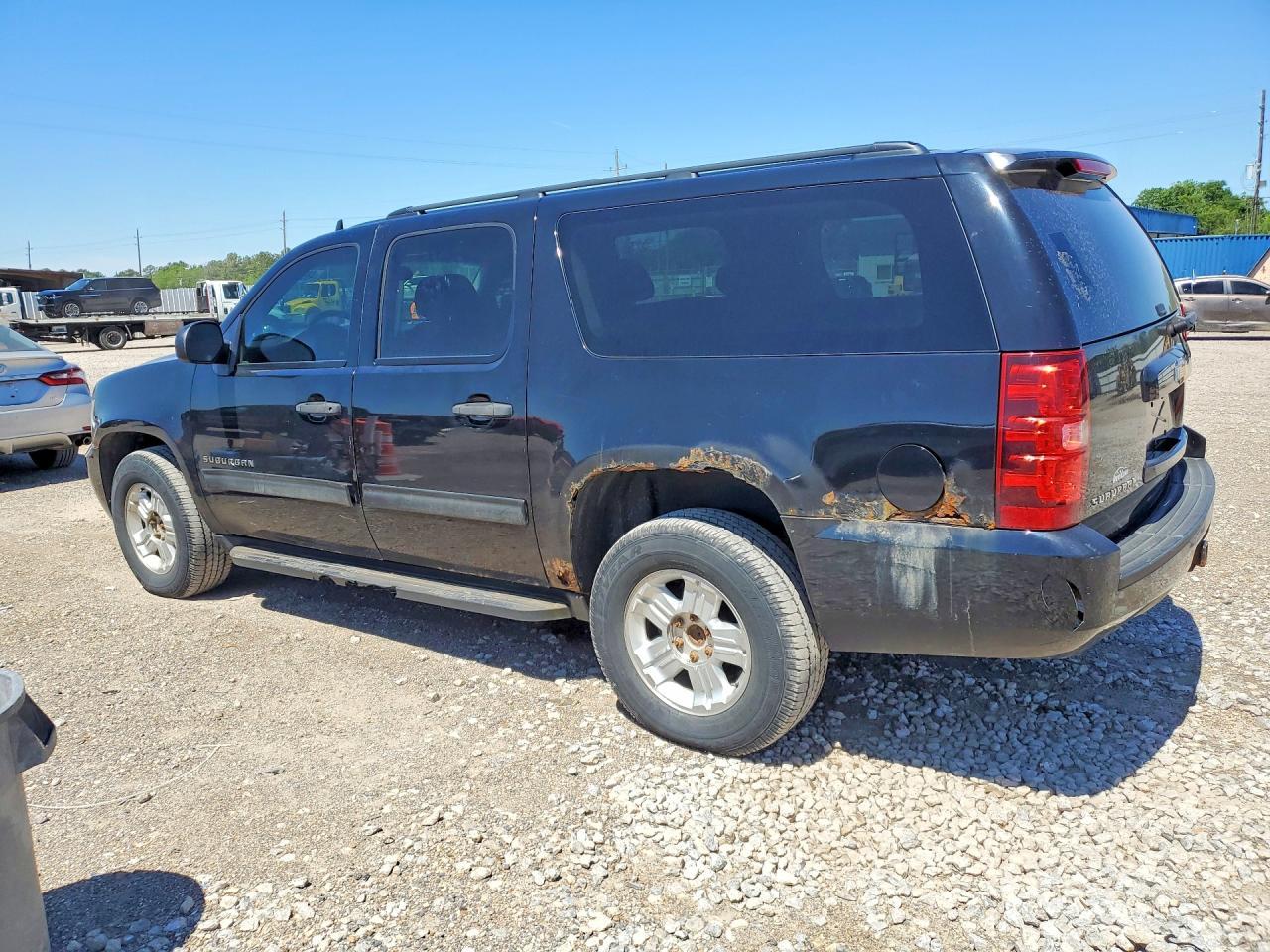 2010 Chevrolet Suburban K1500 Ls - Image 2