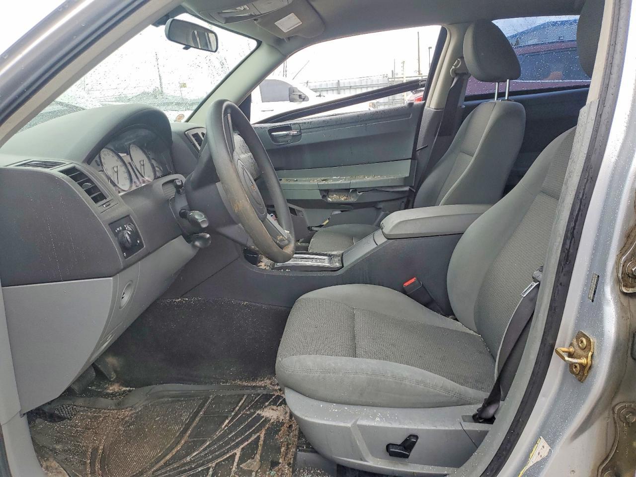 2005 Chrysler 300 Touring - Image 7