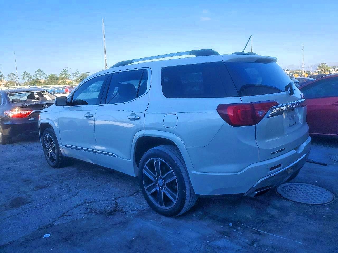 2017 GMC Acadia Denali - Фото 2