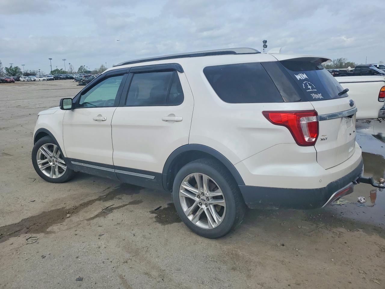 2017 Ford Explorer Xlt - Image 2