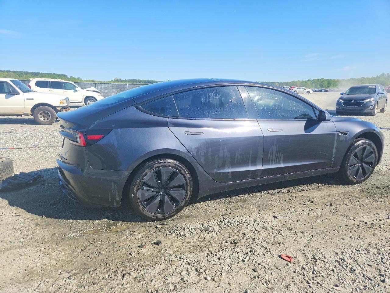 2025 Tesla Model 3 - Фото 3