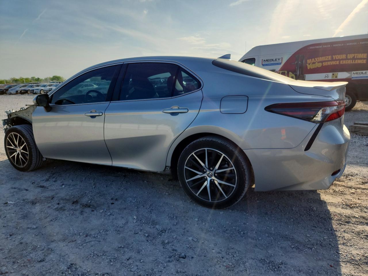 2022 Toyota Camry Se - Фото 2