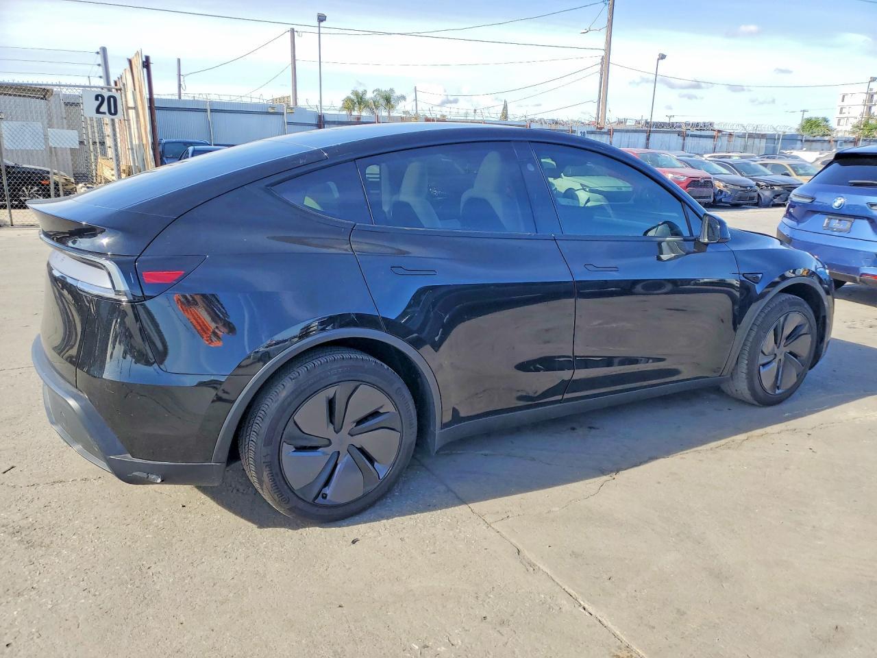 2026 Tesla Model Y - Фото 4