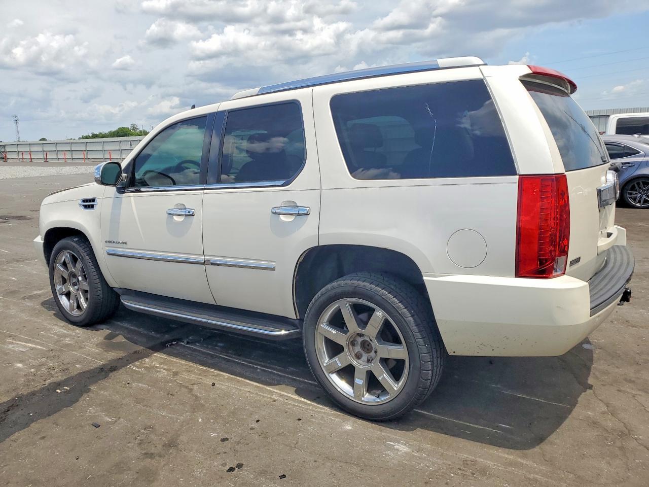 2010 Cadillac Escalade Luxury - Image 2