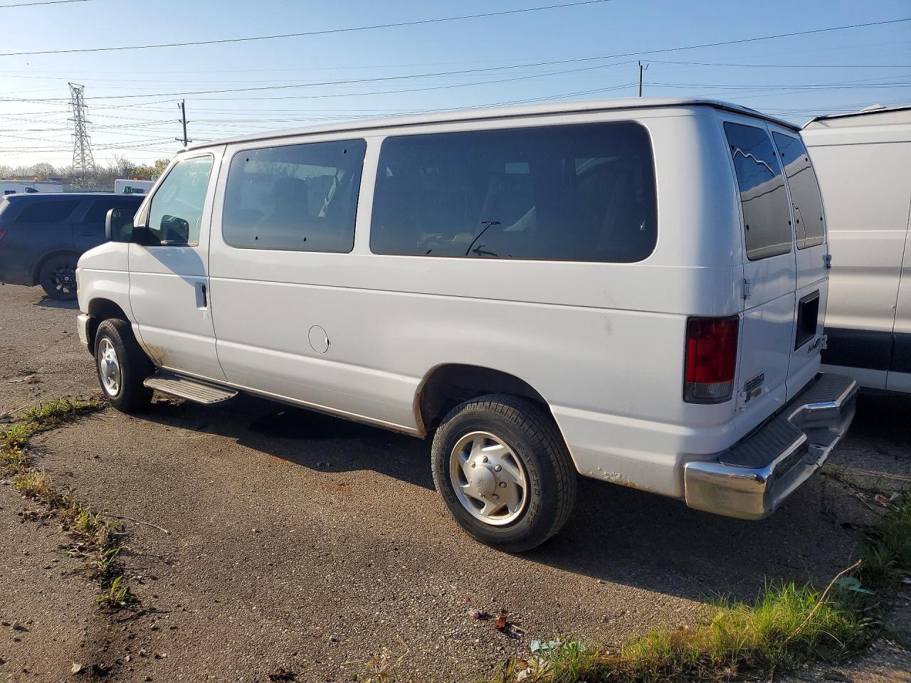 2010 Ford Econoline E350 Super Duty Wagon - Image 2