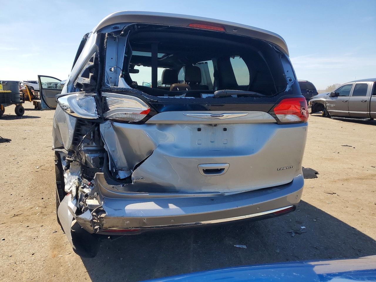 2020 Chrysler Pacifica Limited - Image 6