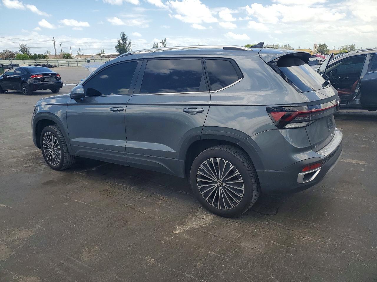 2025 Volkswagen Taos Se - Image 2