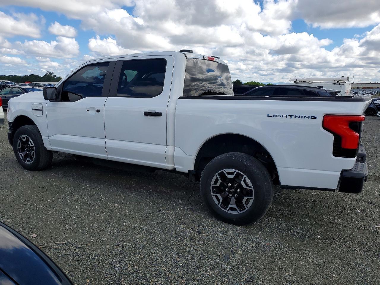 2022 Ford F150 Lightning Pro - Фото 2