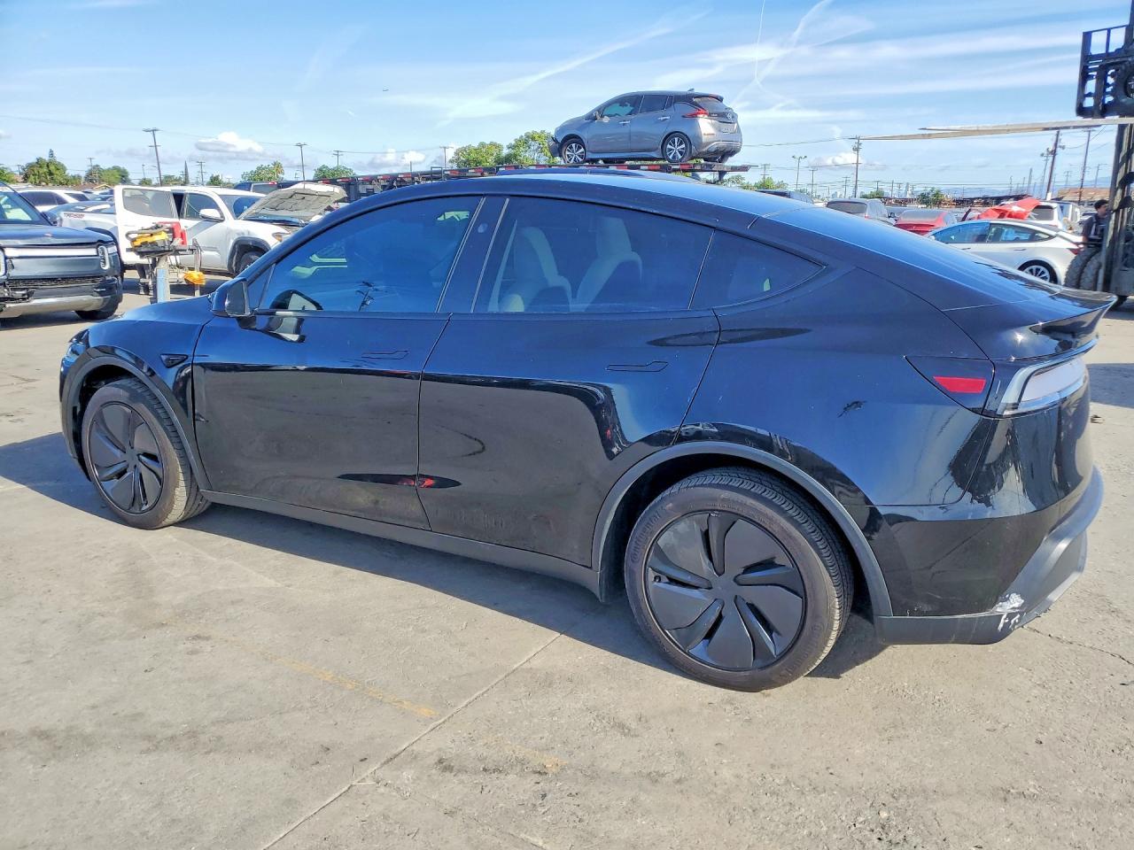 2026 Tesla Model Y - Фото 3