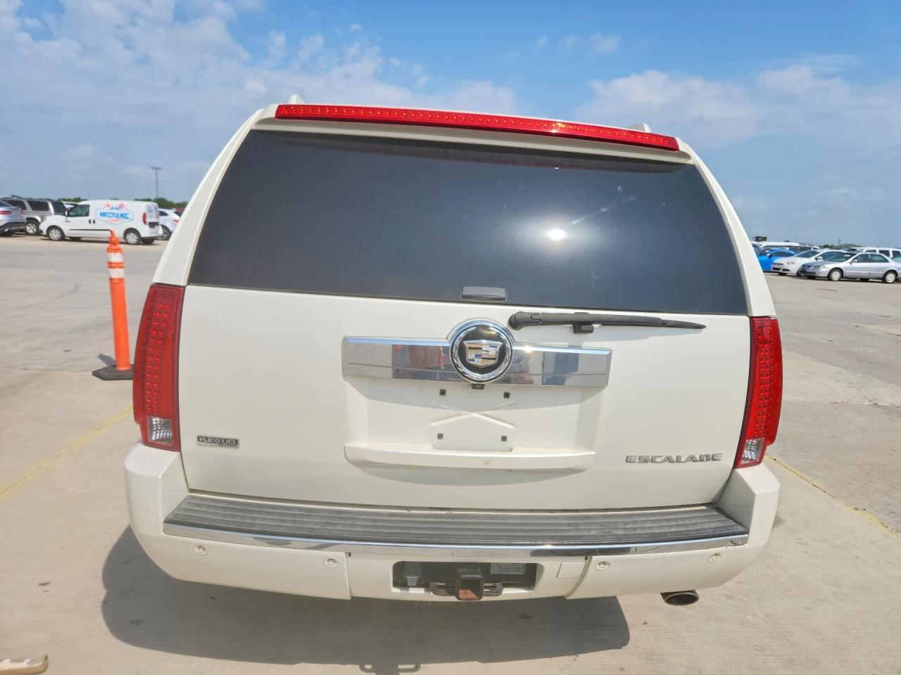 2011 Cadillac Escalade Luxury - Image 6