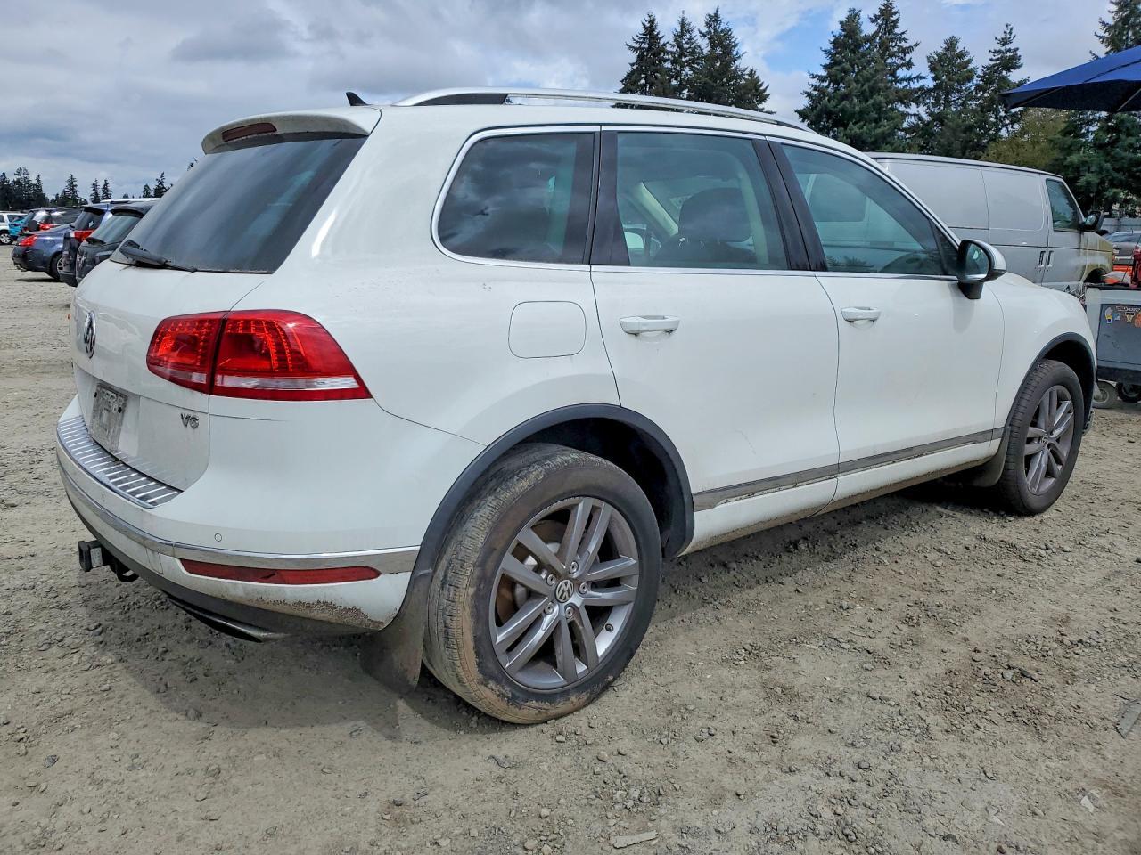 2016 Volkswagen Touareg Luxury 3.6L - Фото 3