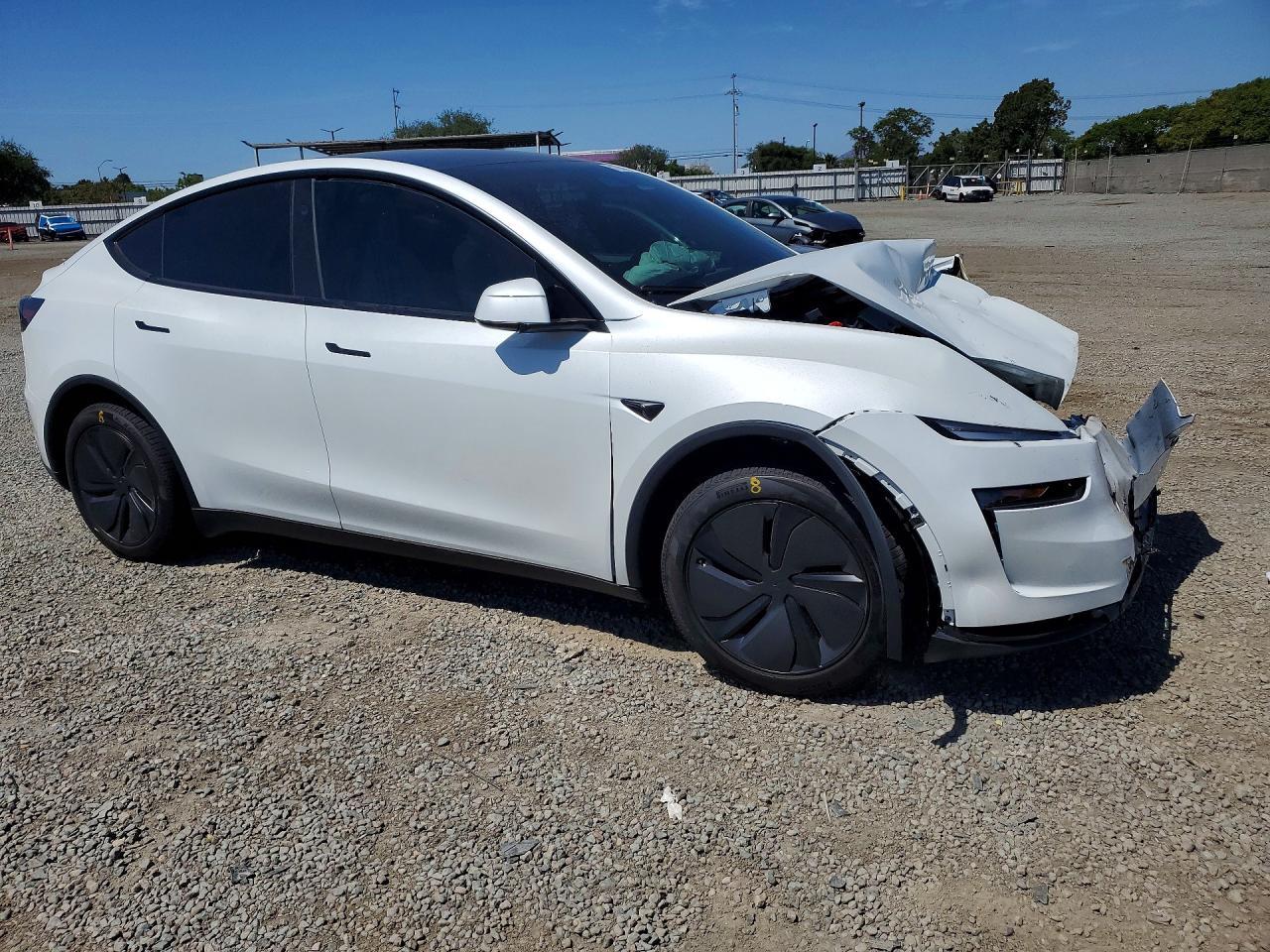 2026 Tesla Model Y - Фото 4
