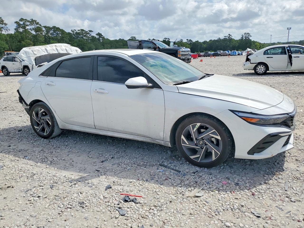 2025 Hyundai Elantra Sel - Image 4