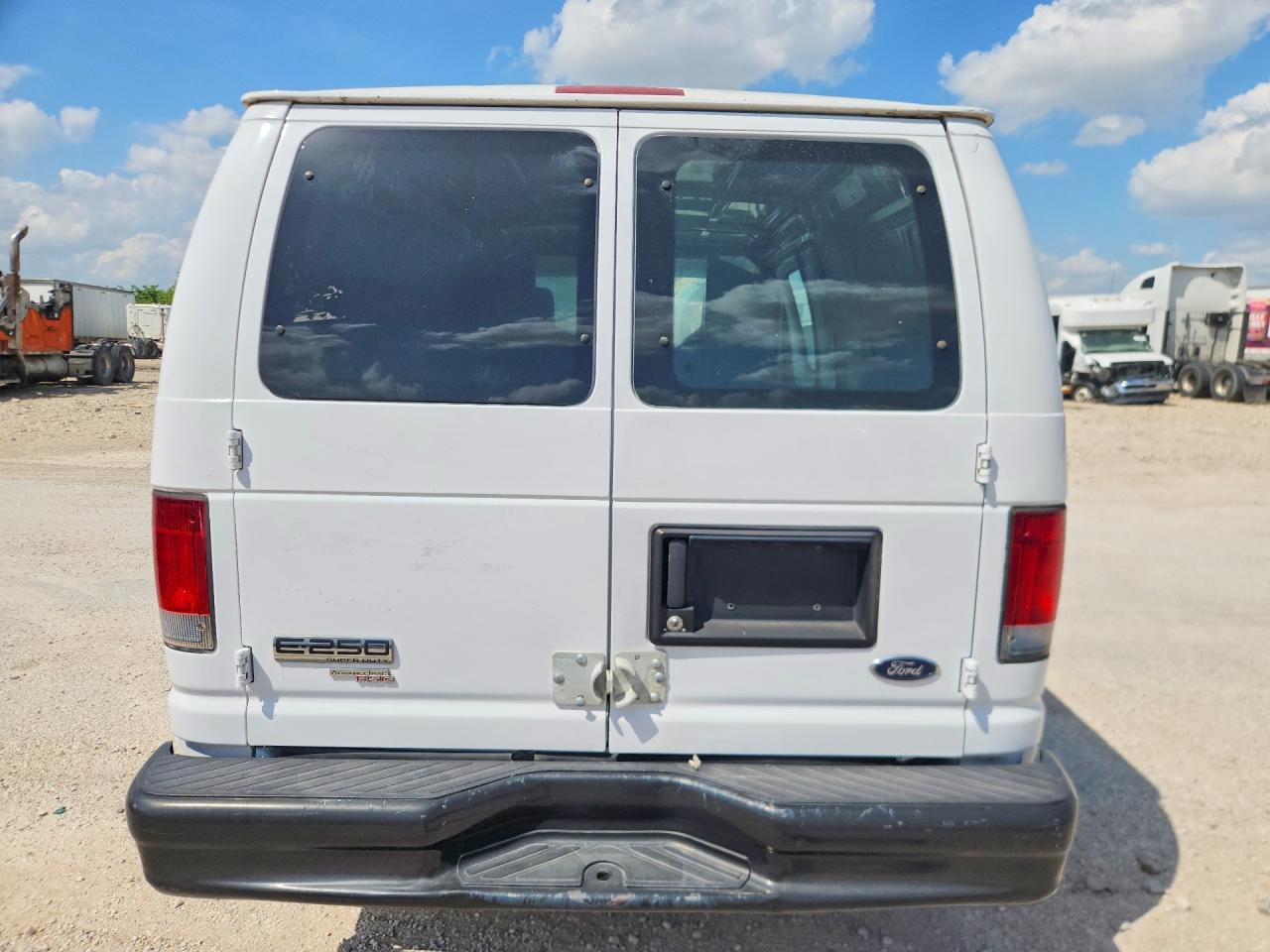 2011 Ford E250 E250 - Фото 6