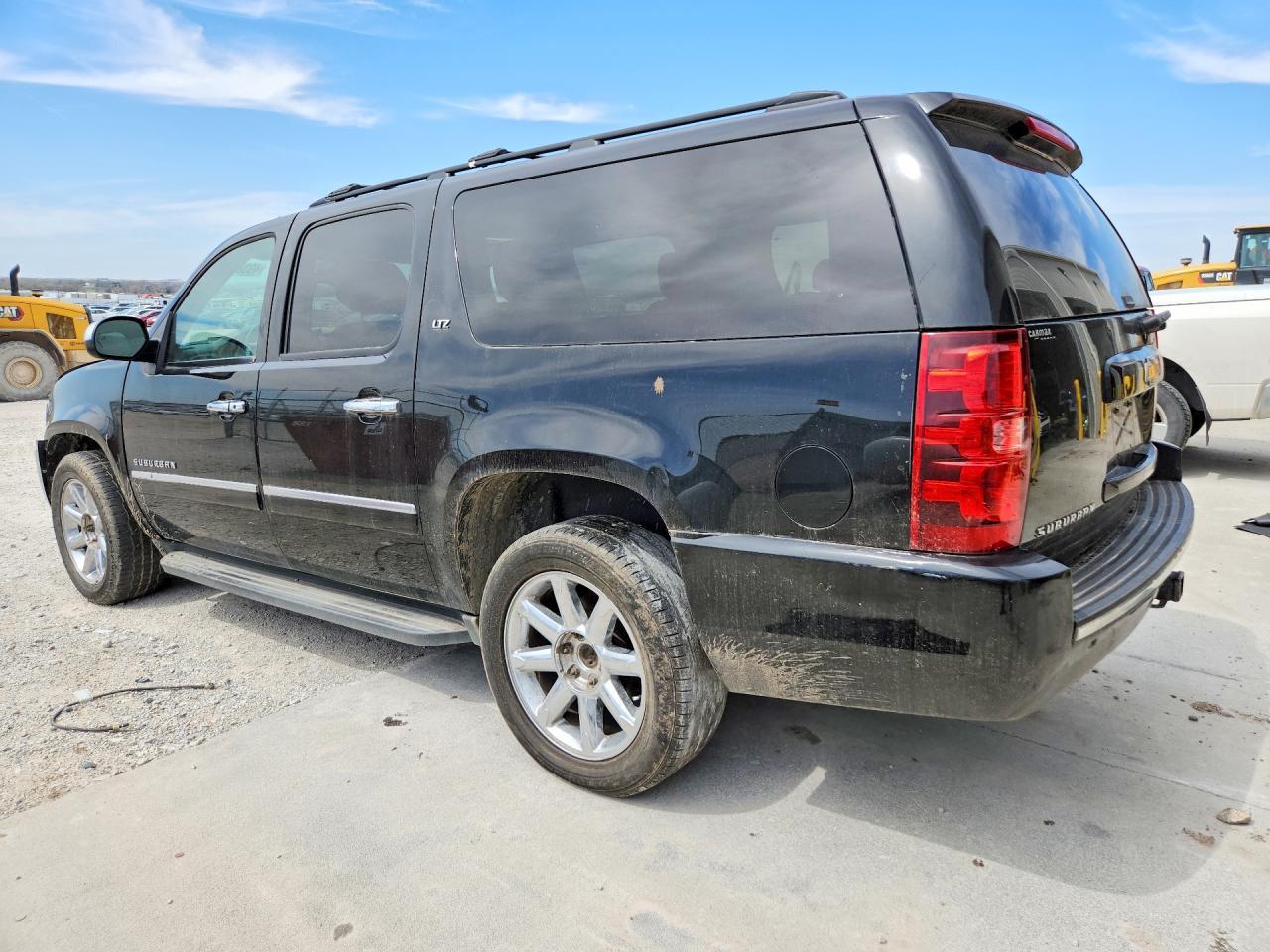 2013 Chevrolet Suburban K1500 Ltz - Image 2