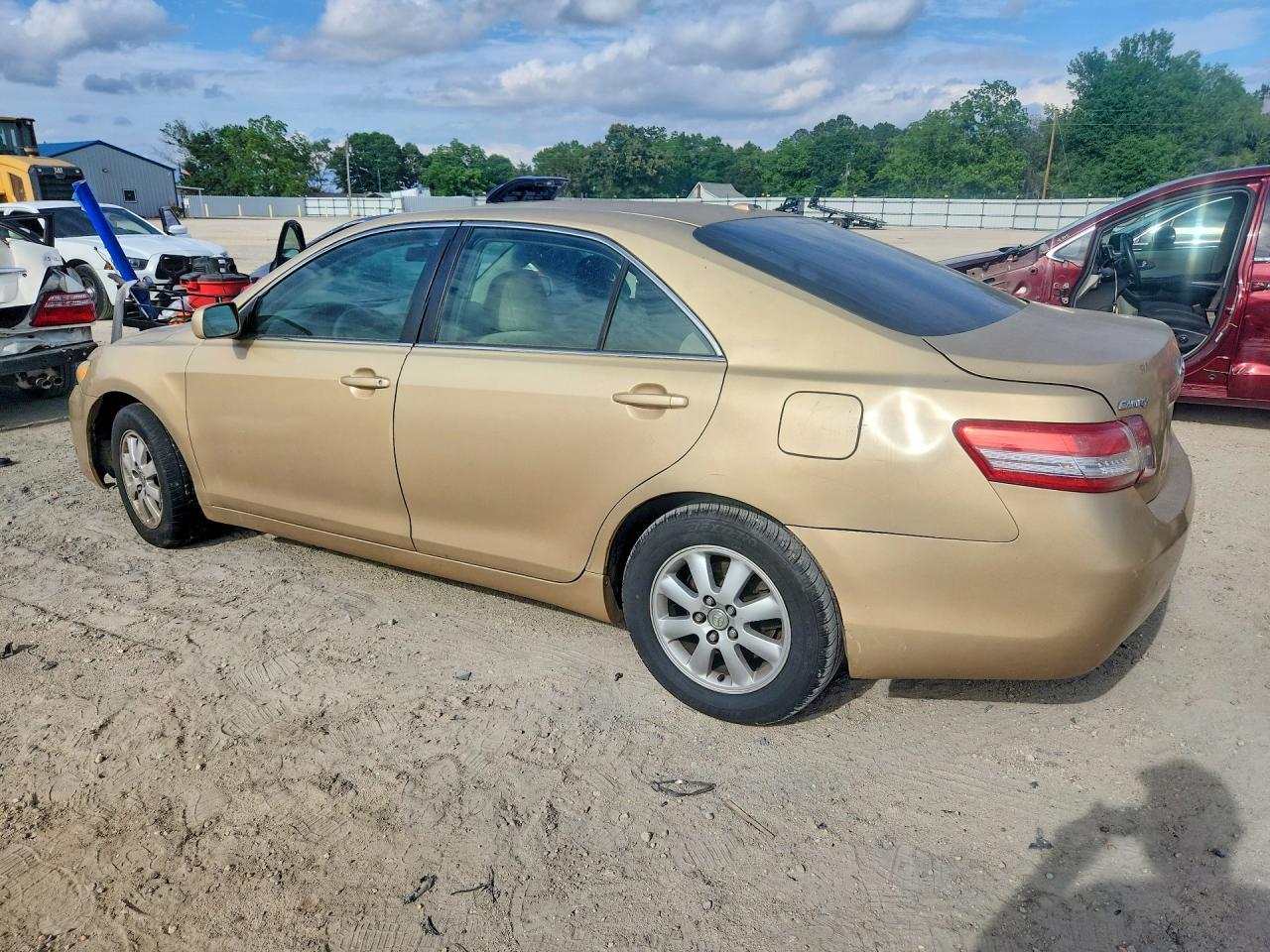 2011 Toyota Camry Le - Фото 2