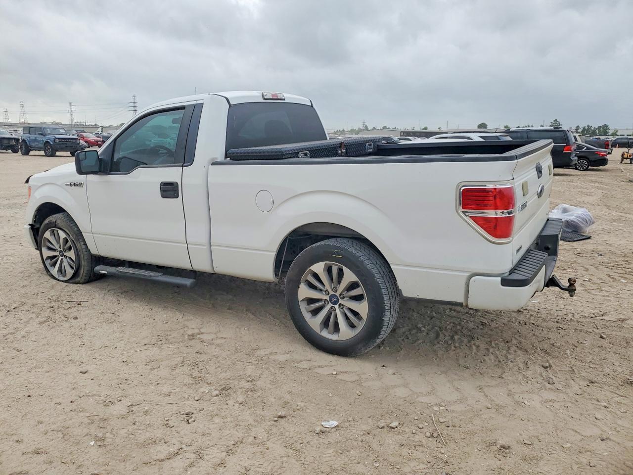 2011 Ford F150 - Фото 2