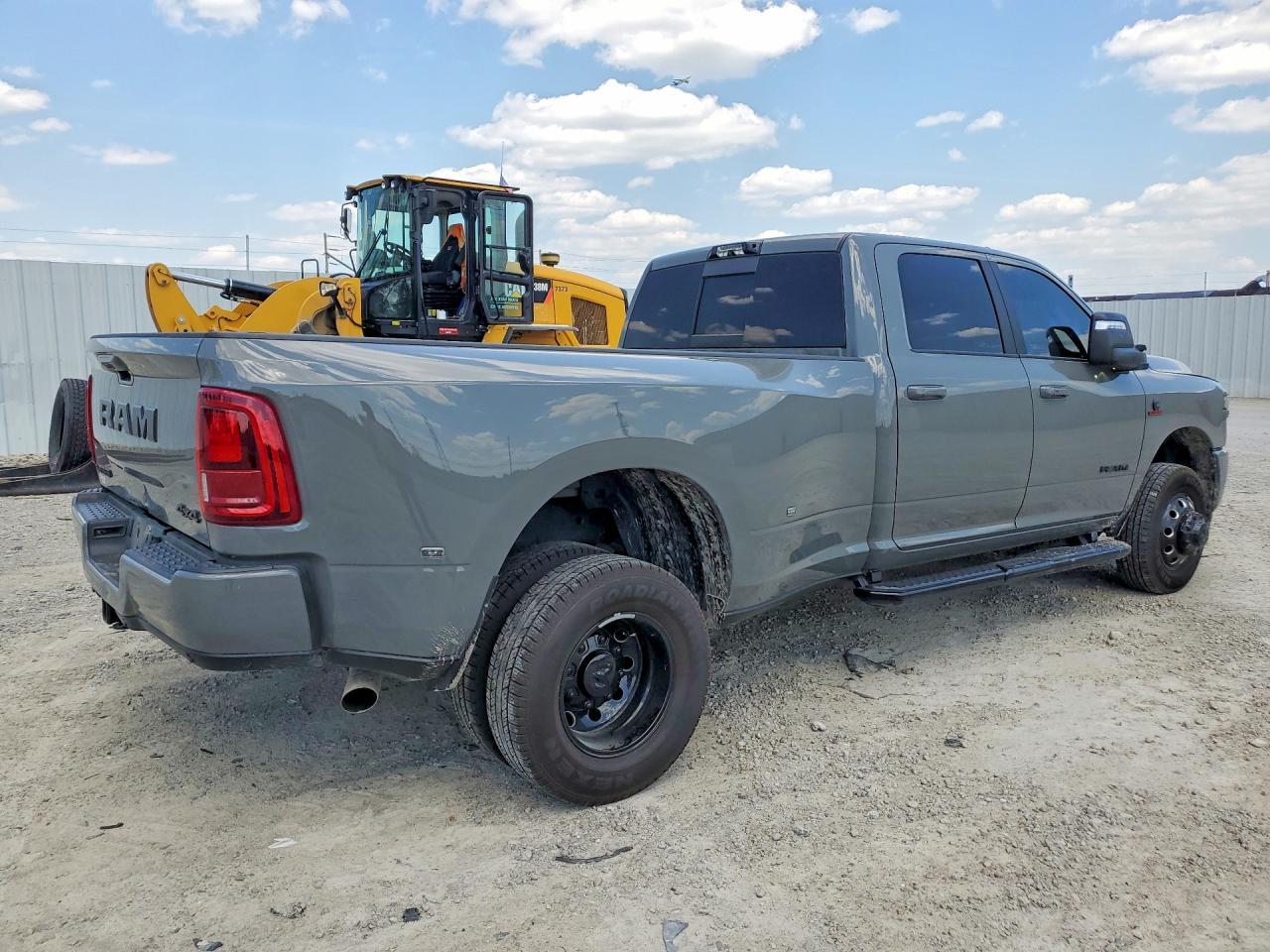2026 Ram 3500 Laramie - Фото 3
