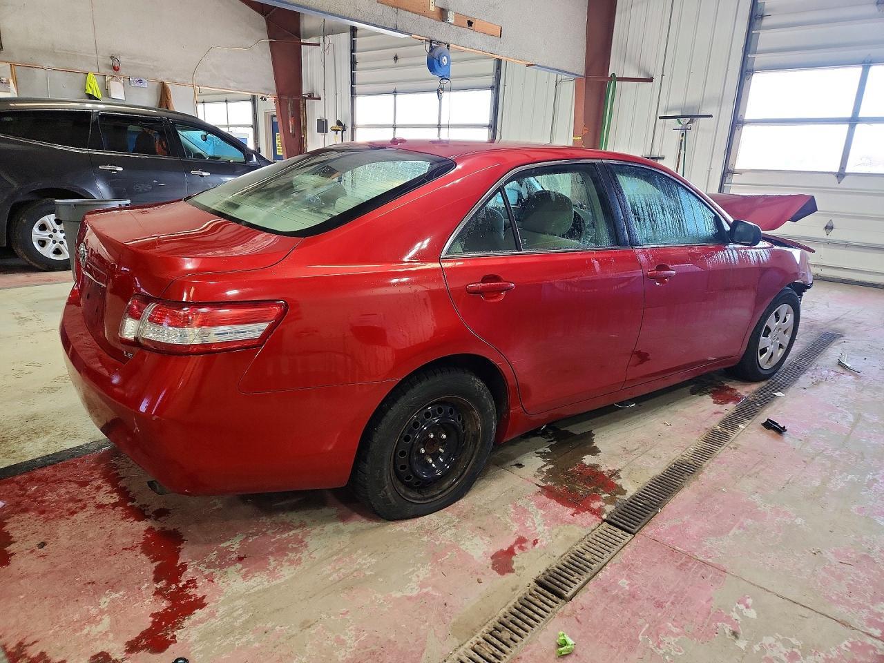 2011 Toyota Camry Le - Фото 3