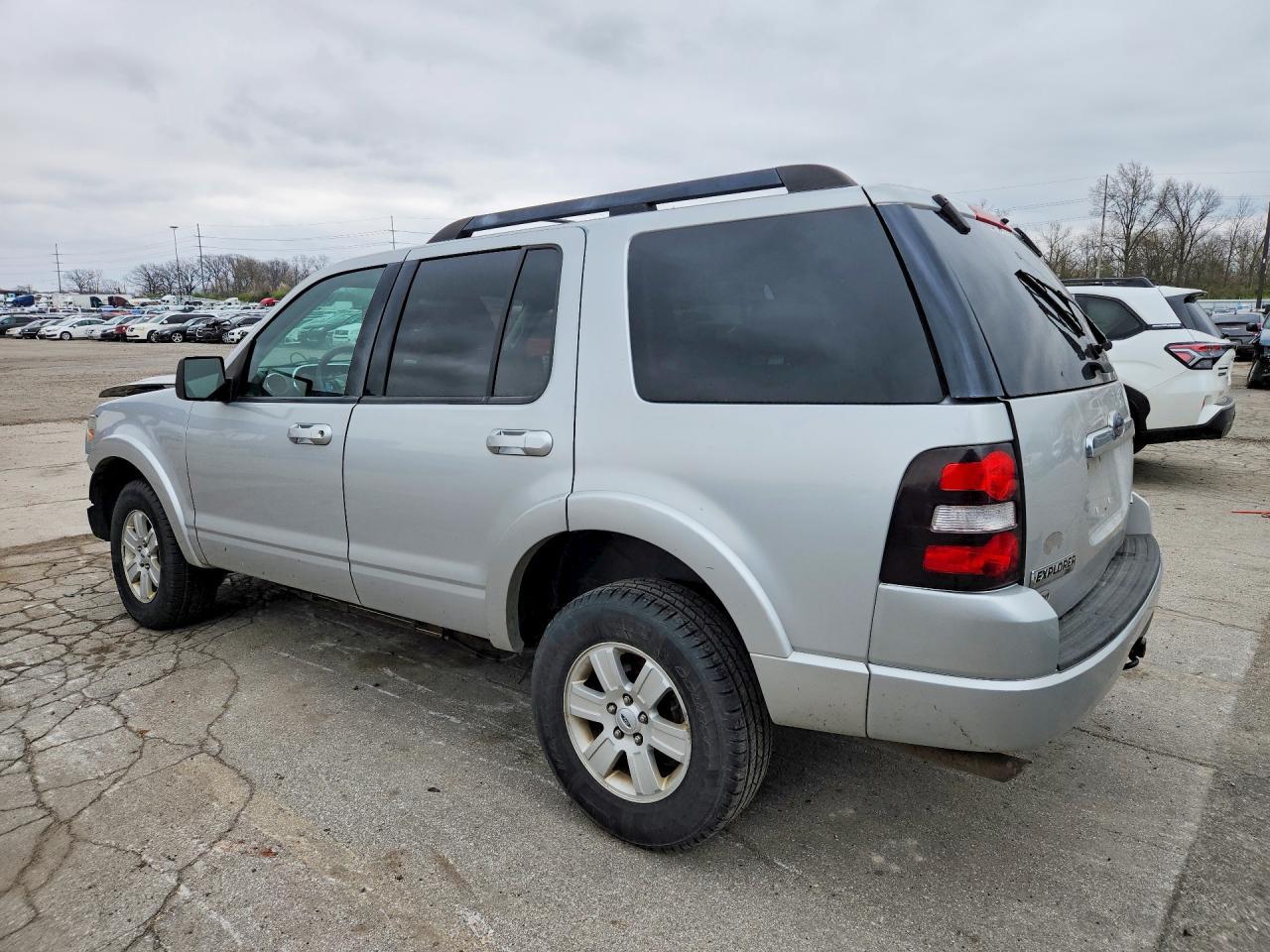 2010 Ford Explorer Xlt - Фото 2