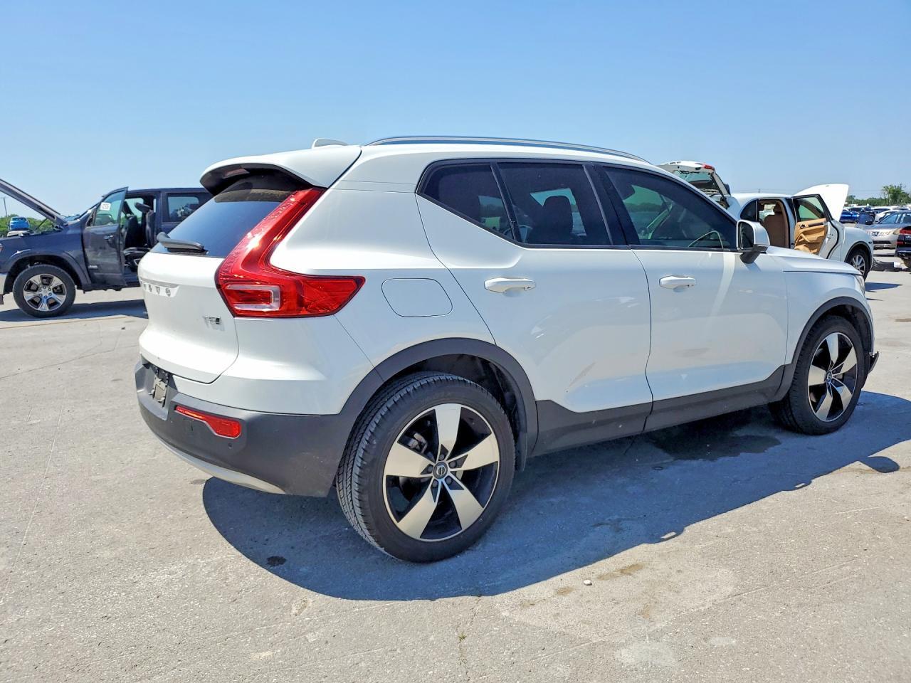 2019 Volvo Xc40 T5 Momentum - Image 3