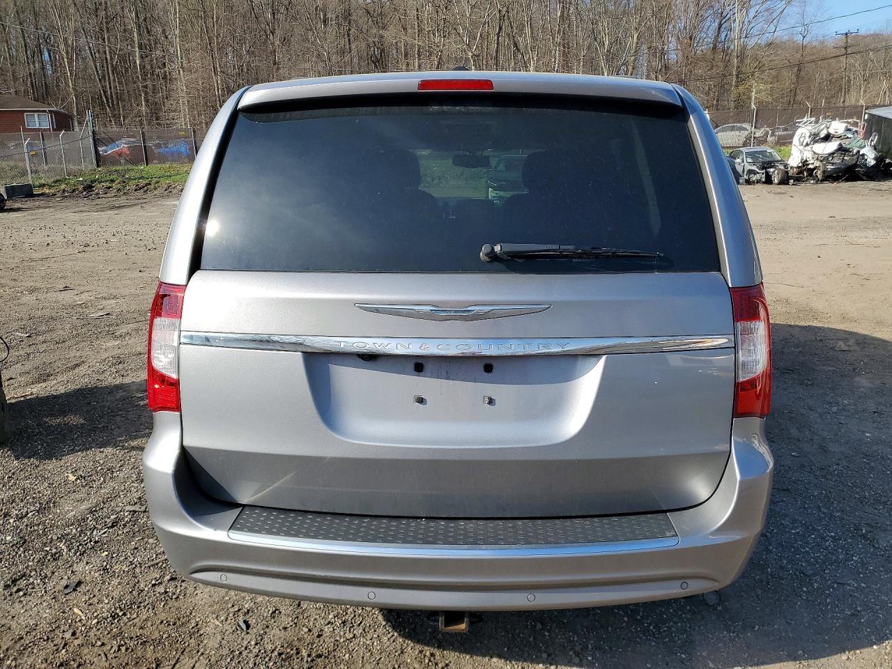 2013 Chrysler Town & Country Touring L - Фото 6