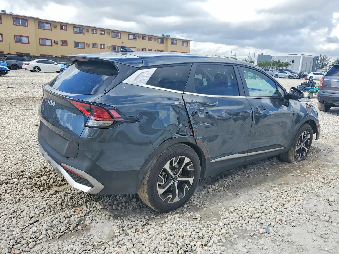 2025 Kia Sportage Ex - Image 3