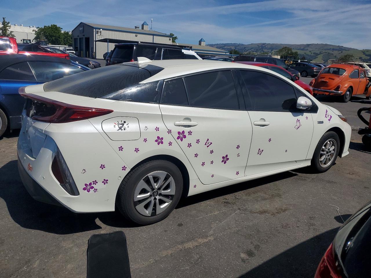 2017 Toyota Prius Prime Advanced - Image 3