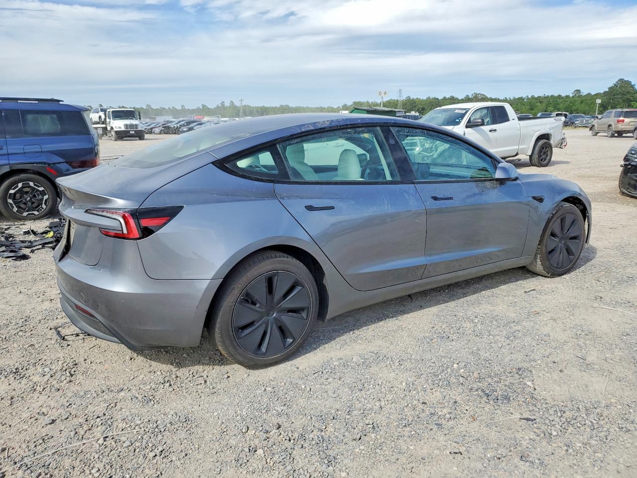 2025 Tesla Model 3 - Фото 3