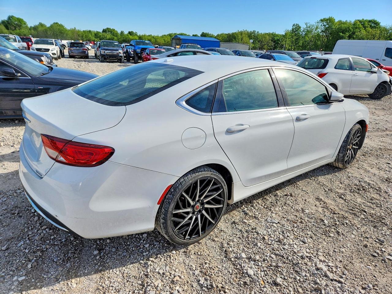 2015 Chrysler 200 Limited - Фото 3