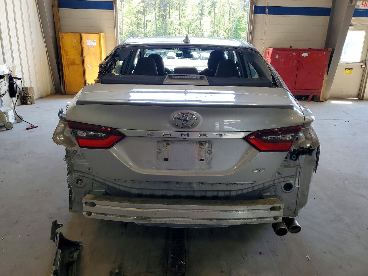 2022 Toyota Camry Se - Image 6
