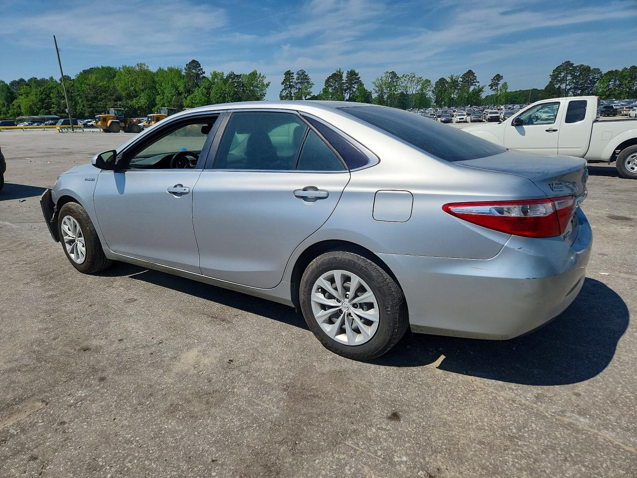 2015 Toyota Camry Hybrid Le - Image 2
