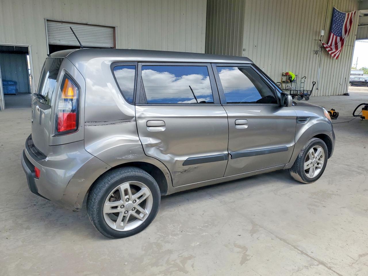 2010 Kia Soul + - Image 3