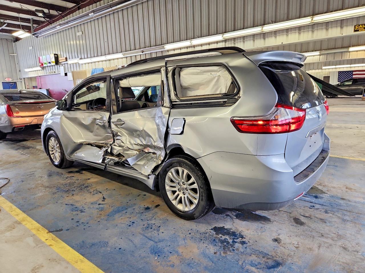 2015 Toyota Sienna Xle 8-Passenger - Image 2