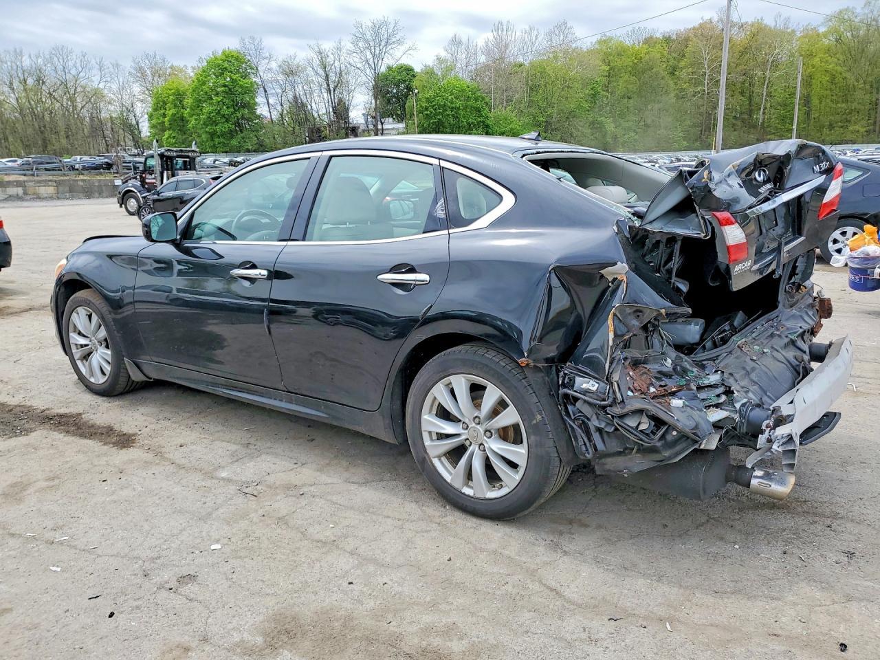 2011 Infiniti M37 X - Image 2