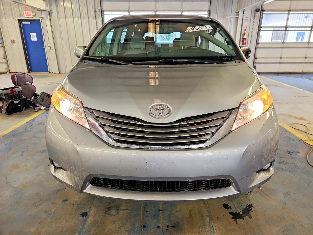 2015 Toyota Sienna Xle 8-Passenger - Image 5