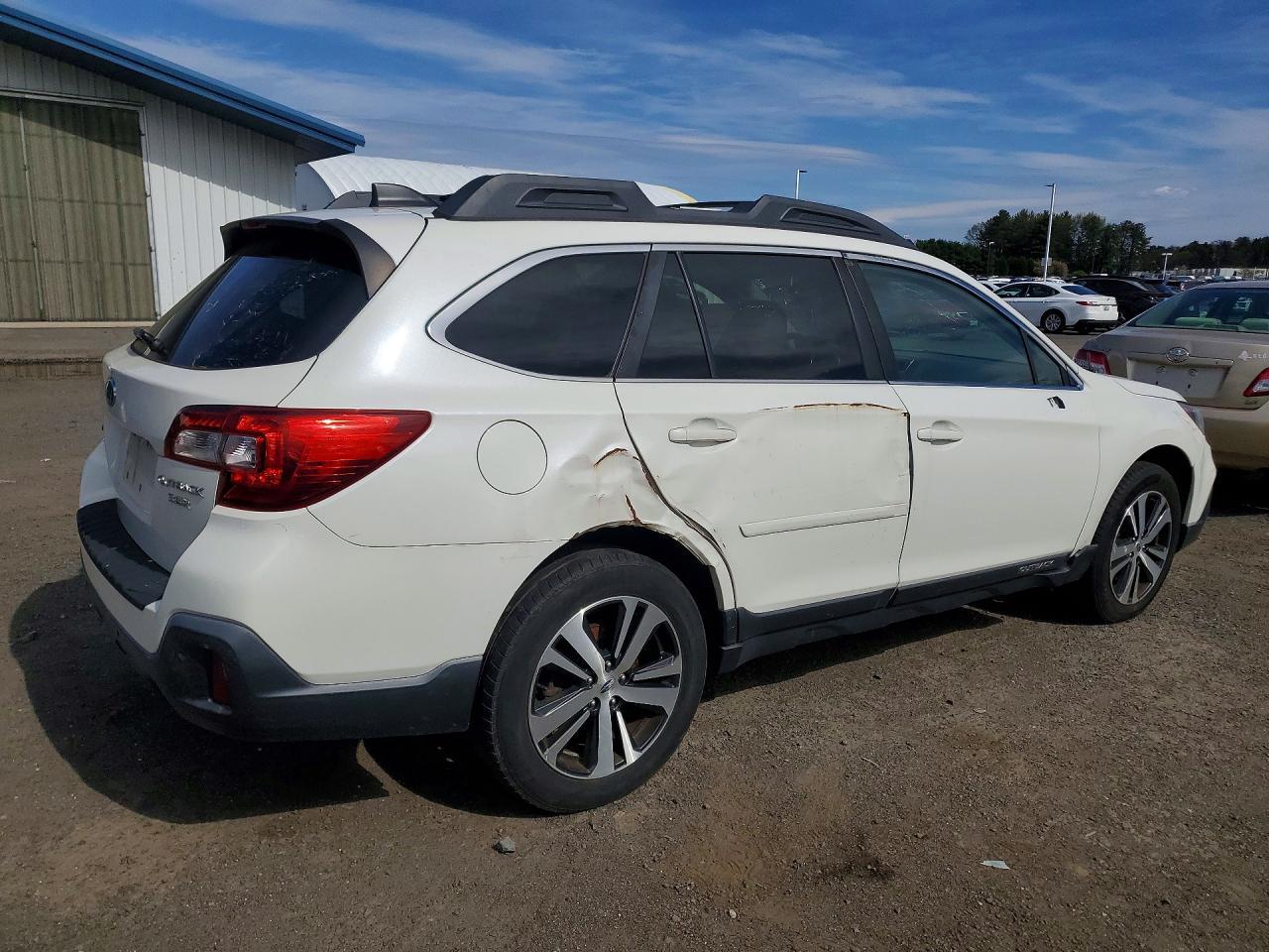2018 Subaru Outback 3.6R Limited - Image 3