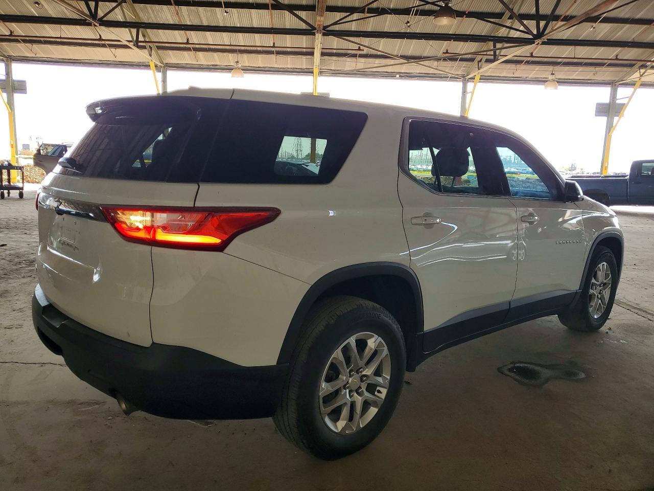 2021 Chevrolet Traverse Ls - Фото 3