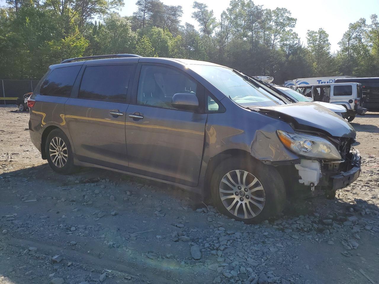 2018 Toyota Sienna Xle 8-Passenger - Фото 4