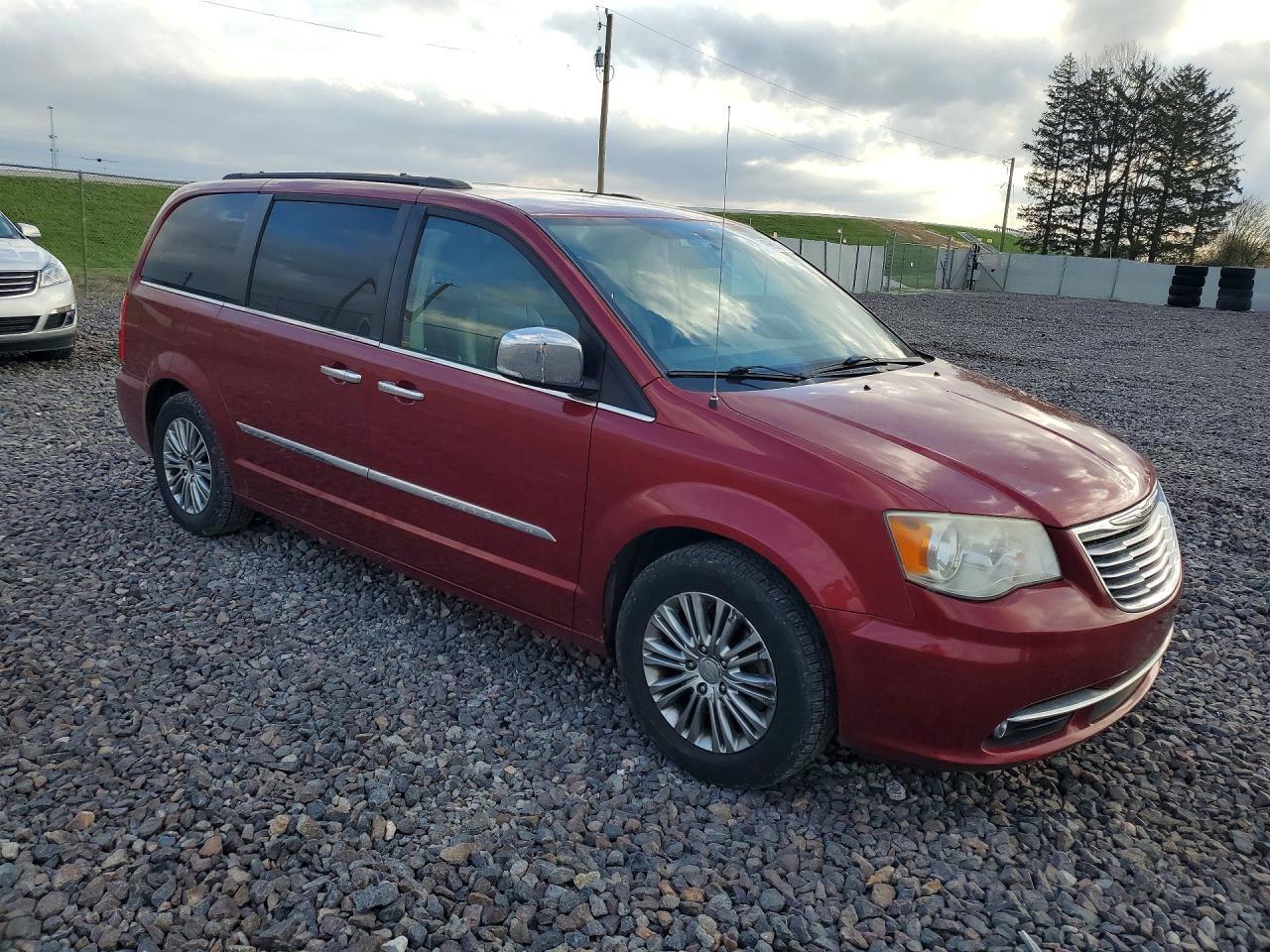 2013 Chrysler Town & Country Touring L - Фото 4