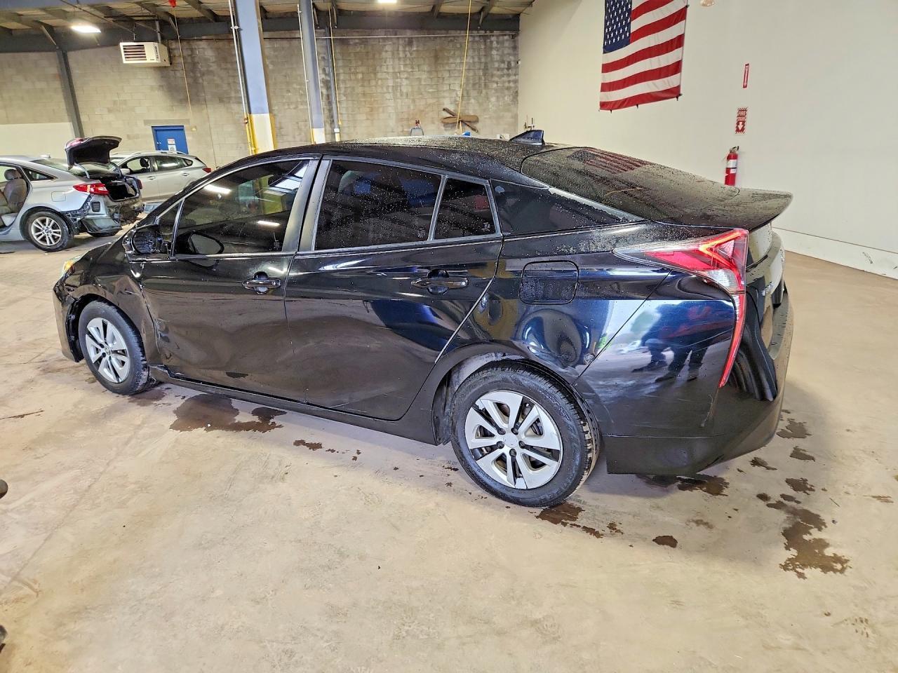 2016 Toyota Prius Two Eco - Фото 2