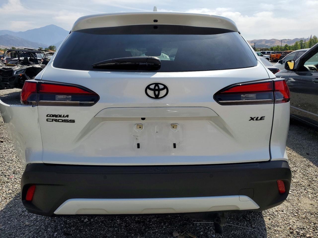 2023 Toyota Corolla Cross Xle - Image 6