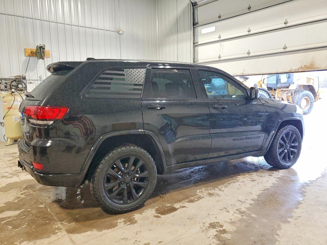 2017 Jeep Grand Cherokee Laredo - Image 3