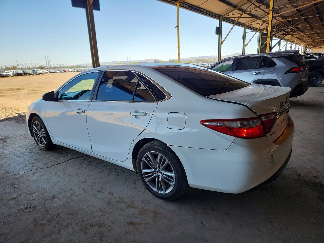 2016 Toyota Camry Se - Фото 2
