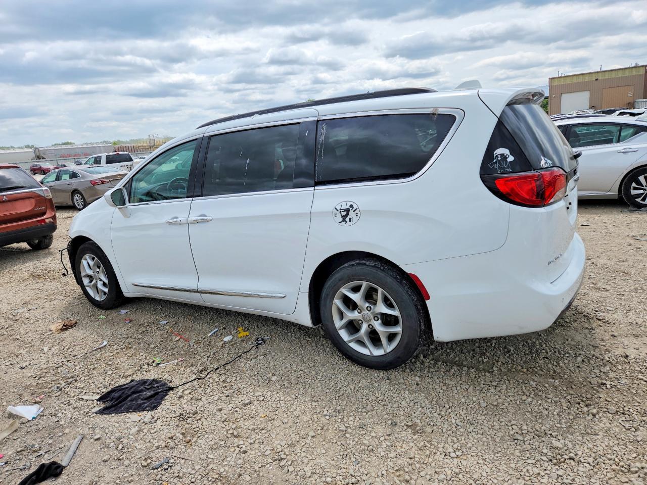 2017 Chrysler Pacifica Touring L - Image 2