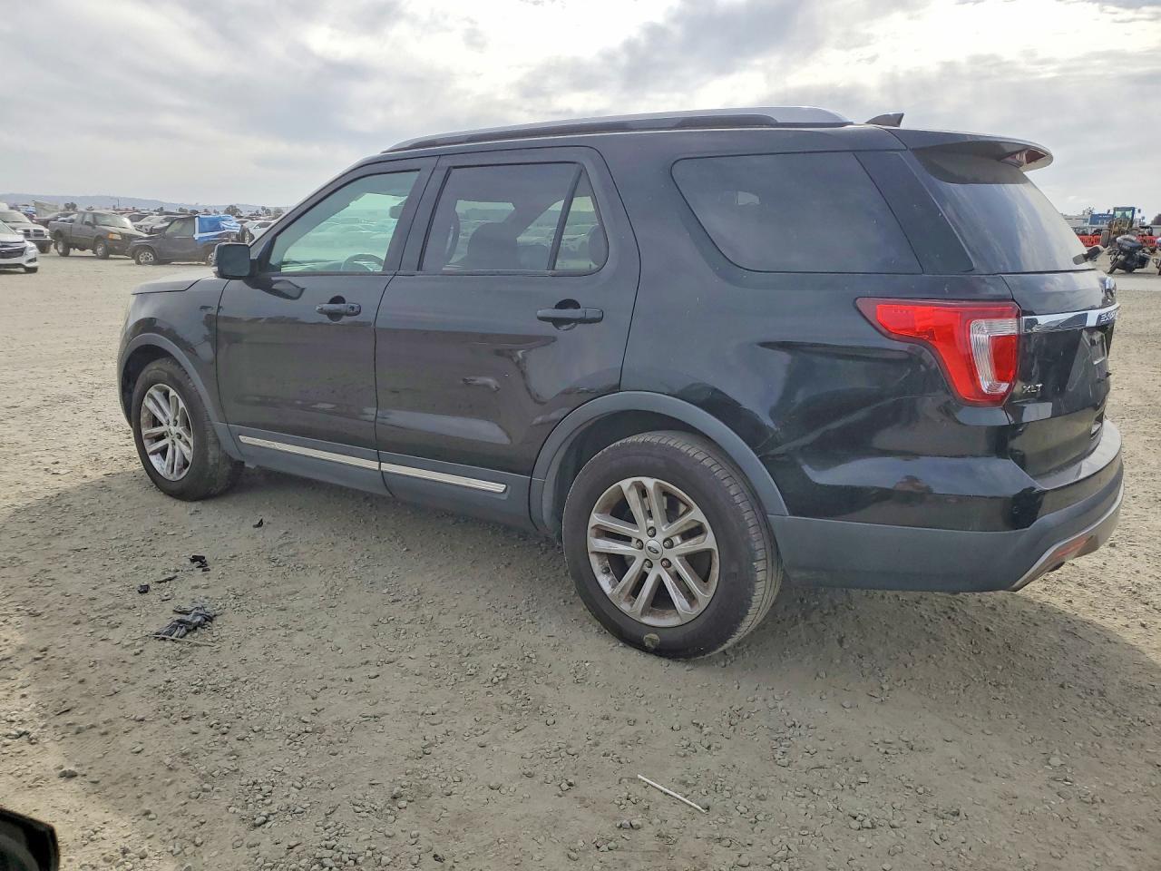 2017 Ford Explorer Xlt - Фото 2