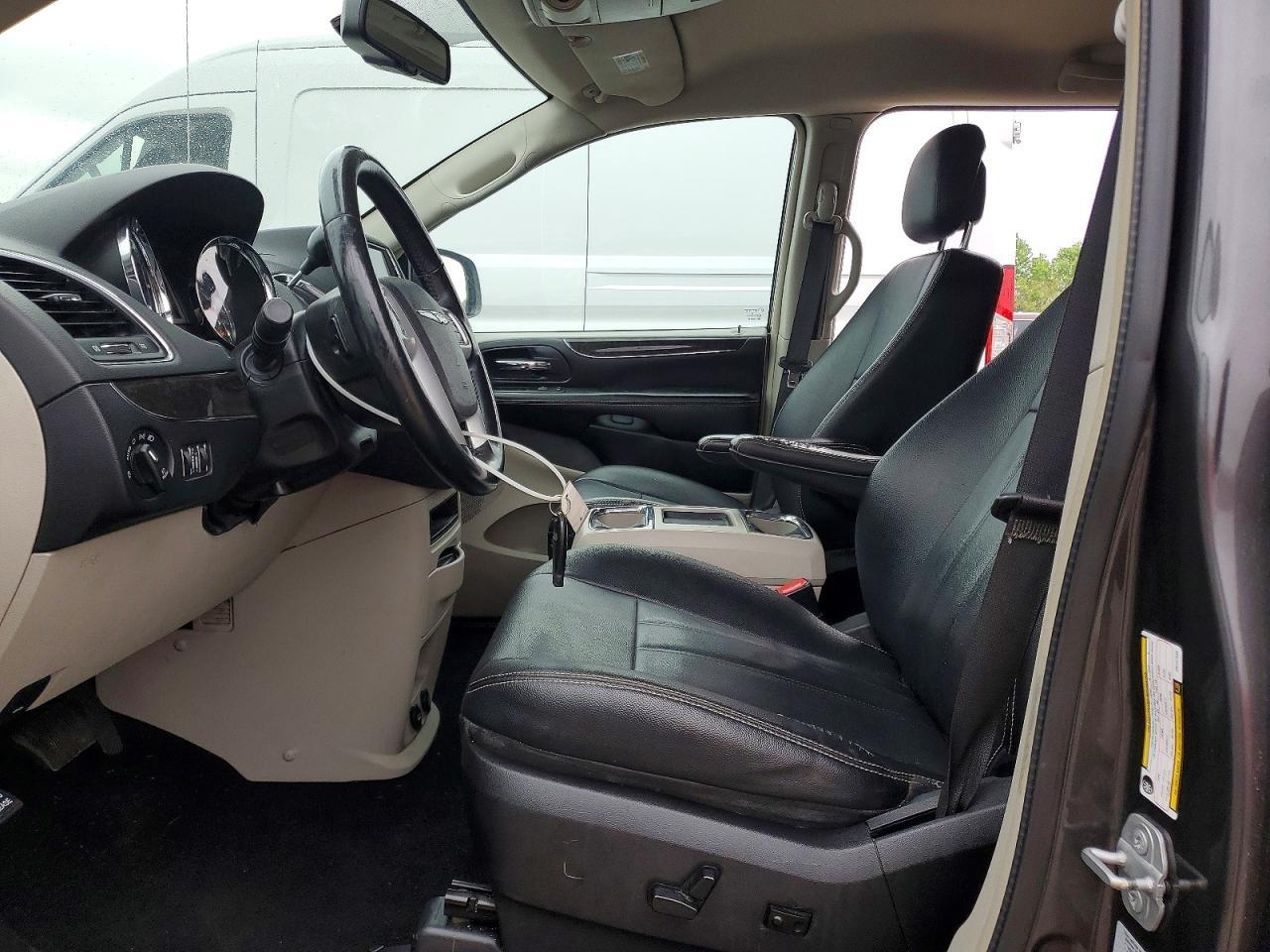 2016 Chrysler Town & Country Touring - Image 7