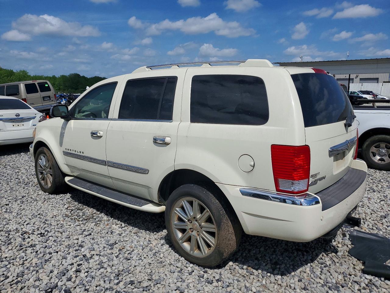 2008 Chrysler Aspen - Image 2